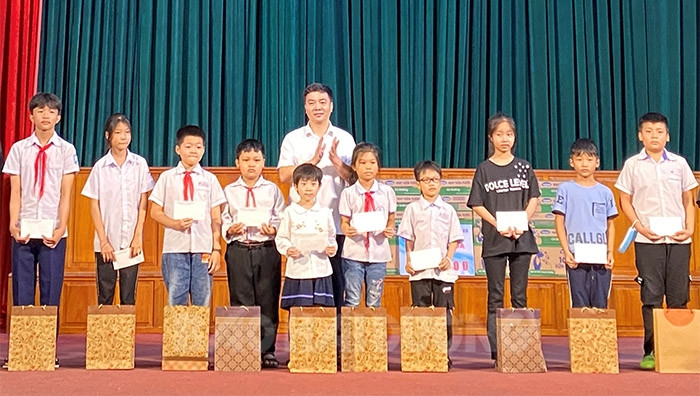 Nhiều trẻ em ở Kim Thành được tặng quà